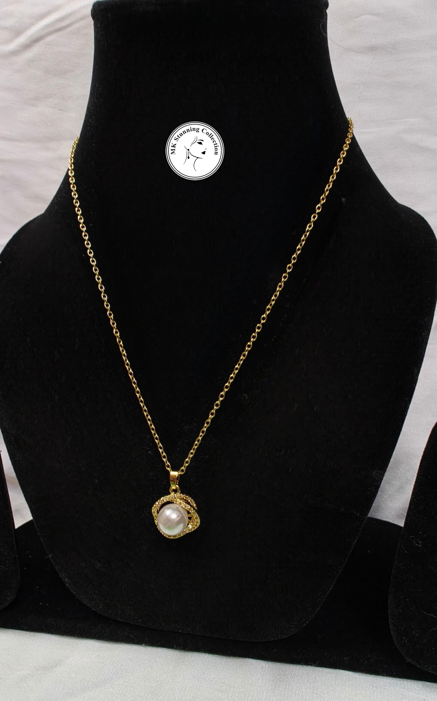 Elegant Gold Chain Necklace with Pearl Pendant