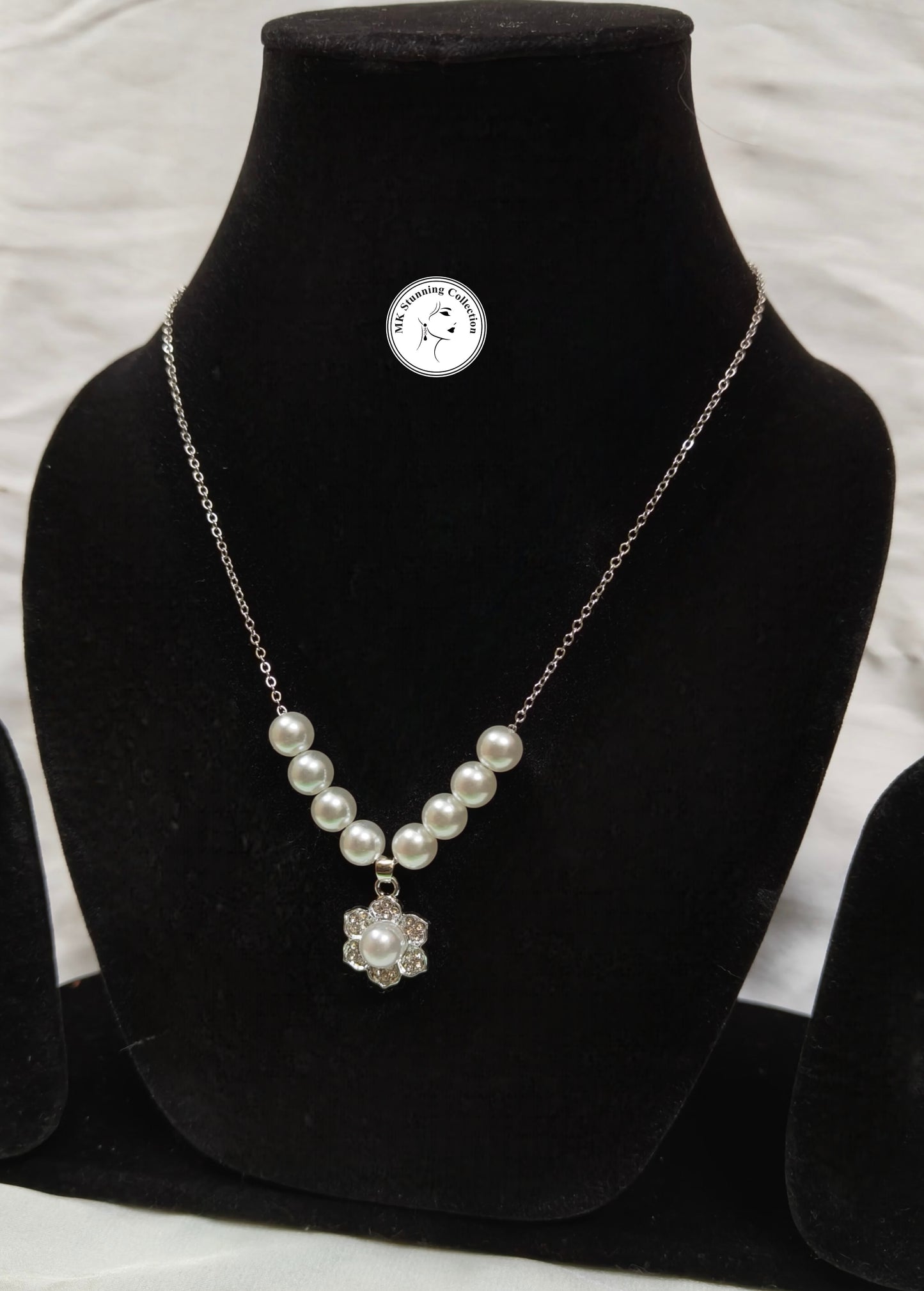 Elegant Pearl Necklace with Crystal Pendant Set