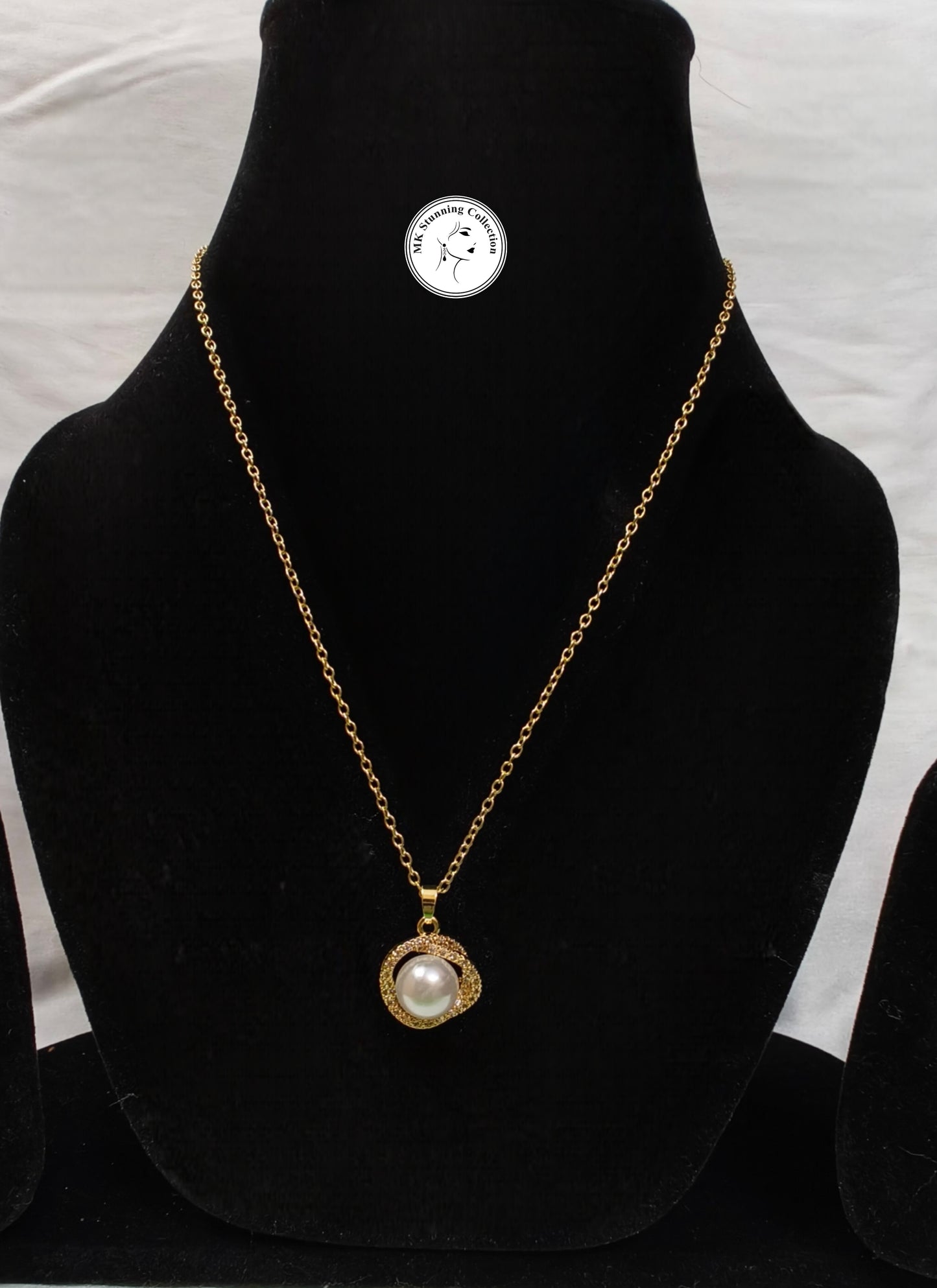 Elegant Gold Chain Necklace with Pearl Pendant