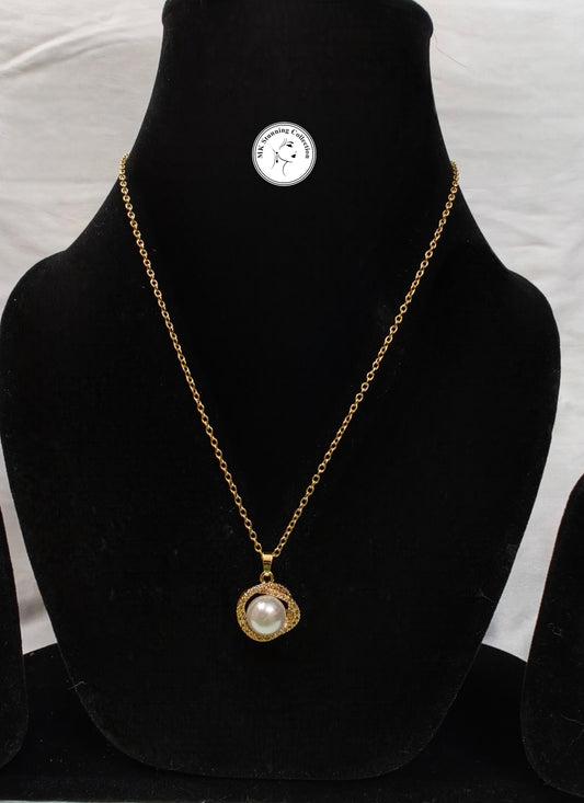 Elegant Gold Chain Necklace with Pearl Pendant