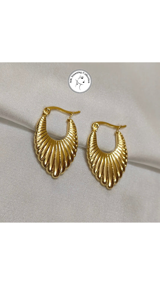 Golden Ribbed Teardrop Hoop Earrings – Elegant Statement Design