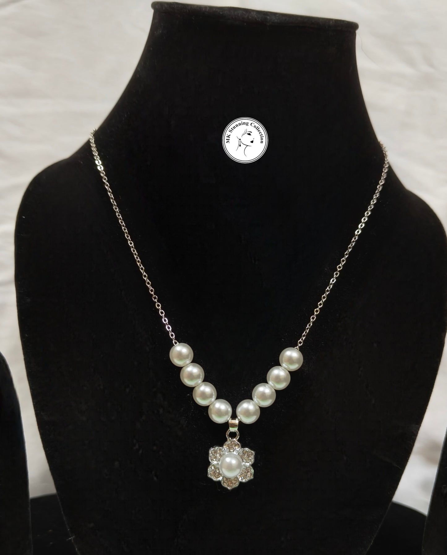Elegant Pearl Necklace with Crystal Pendant Set